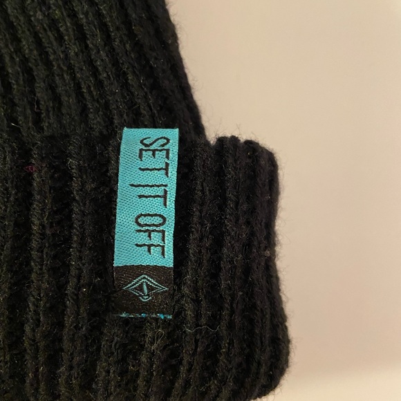 🎵🖤UNISEX “SET IT OFF” WINTER BEANIE🖤🎵 - Picture 2 of 4